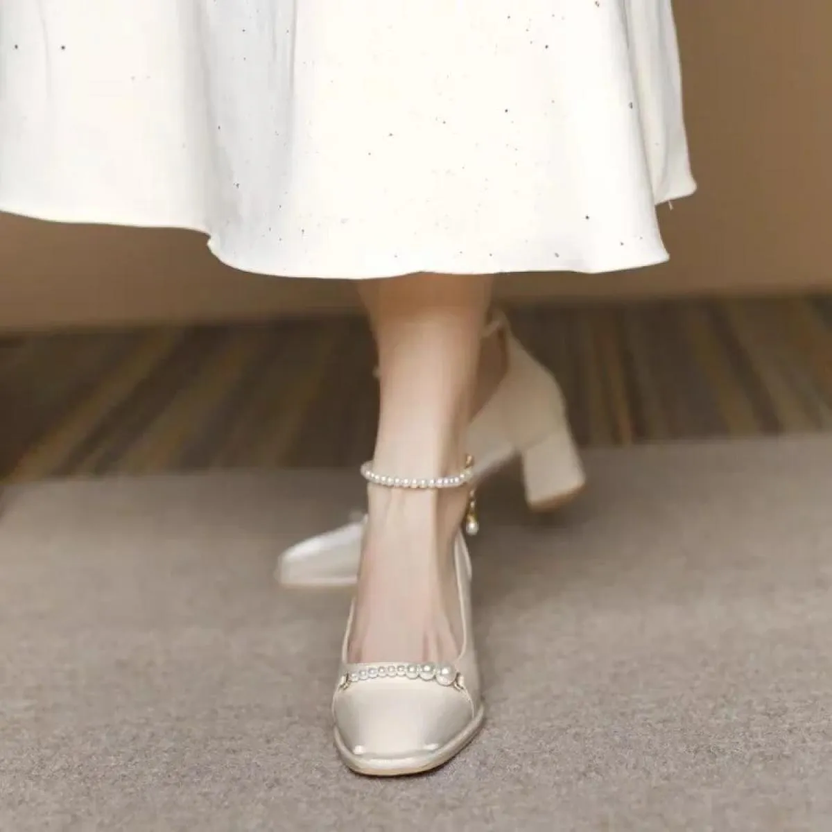 2024 Tacchi alti Moda donna Tacco quadrato Punta quadrata Mary Jane Scarpe eleganti Tacco medio Scarpe da festa Banchetto Tinta