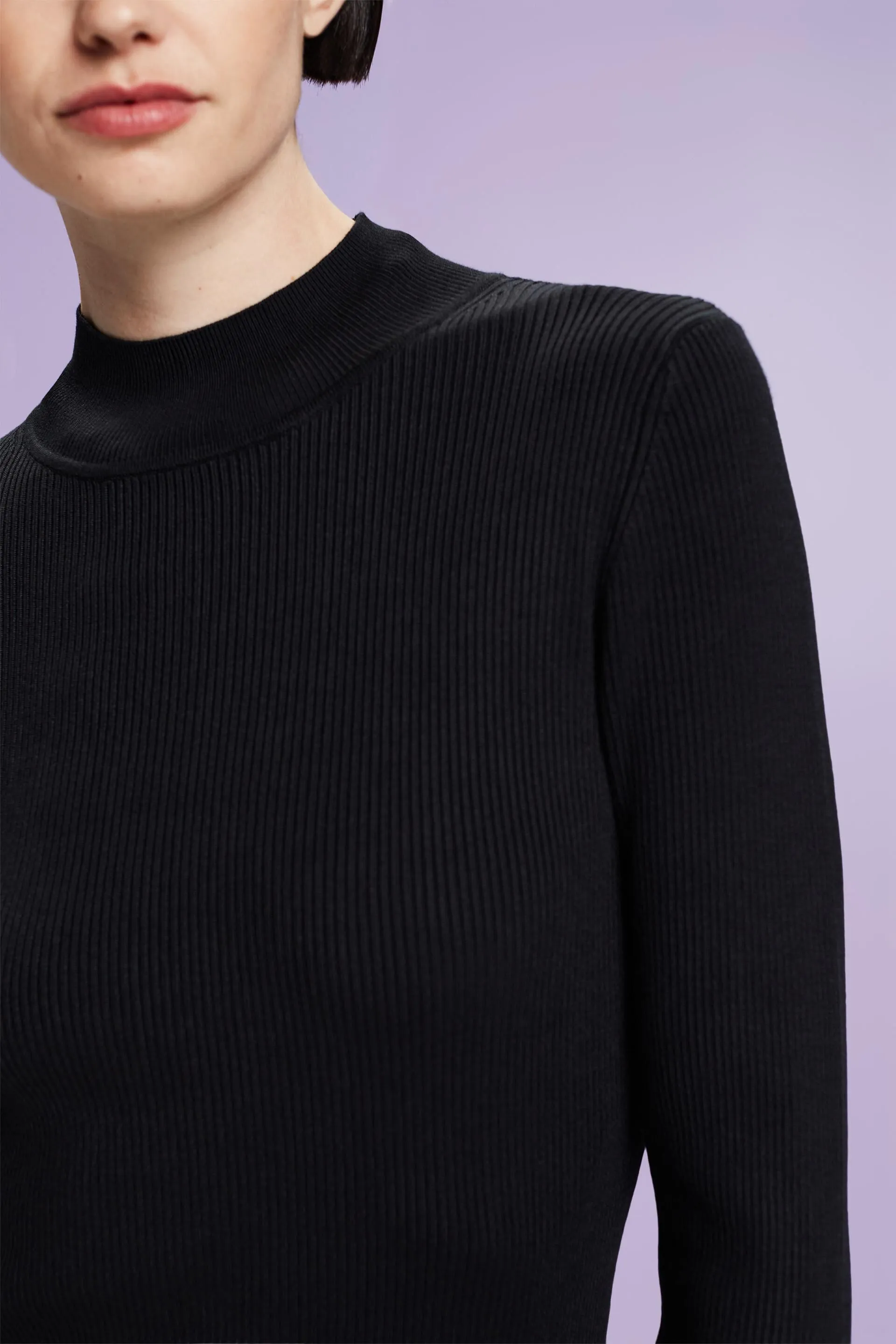 Abito mini in maglia a coste con collo a lupetto