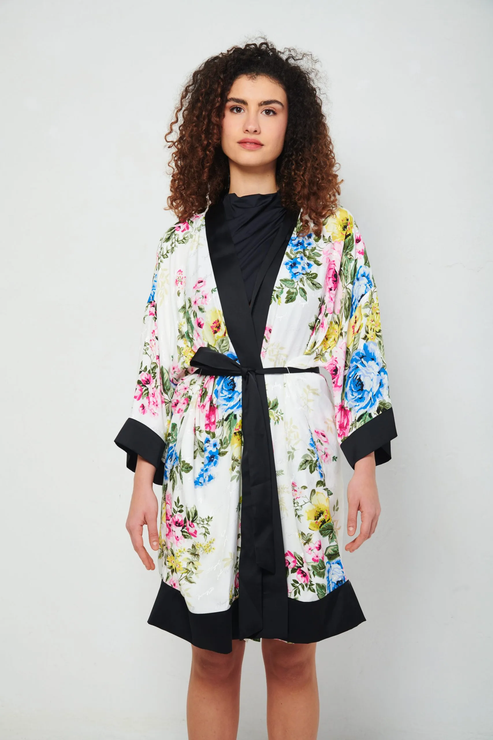 BLUGIRL Blusa a Kimono a fiori in raso