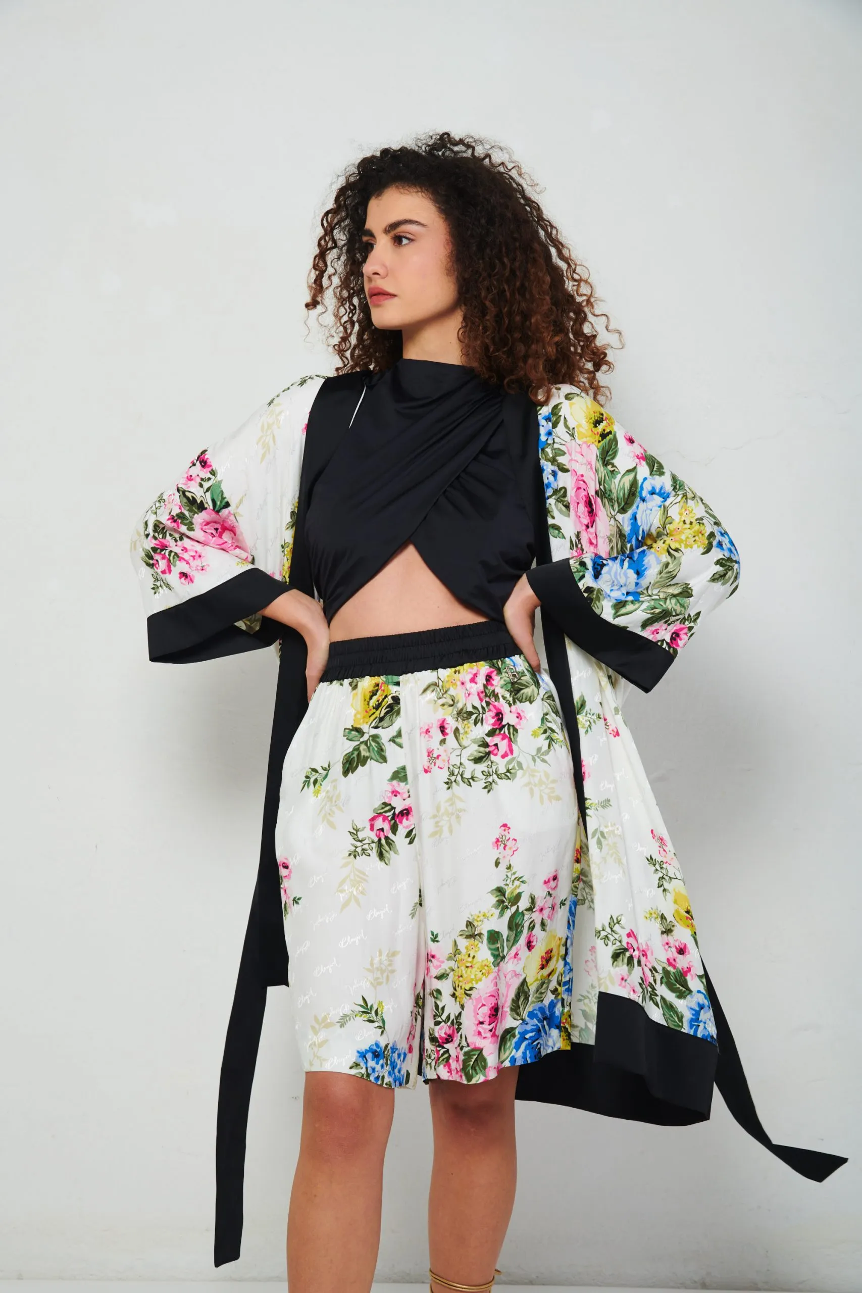 BLUGIRL Blusa a Kimono a fiori in raso