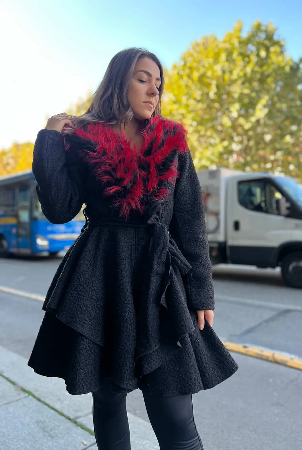 Cappotto nero con collo bicolore cucito