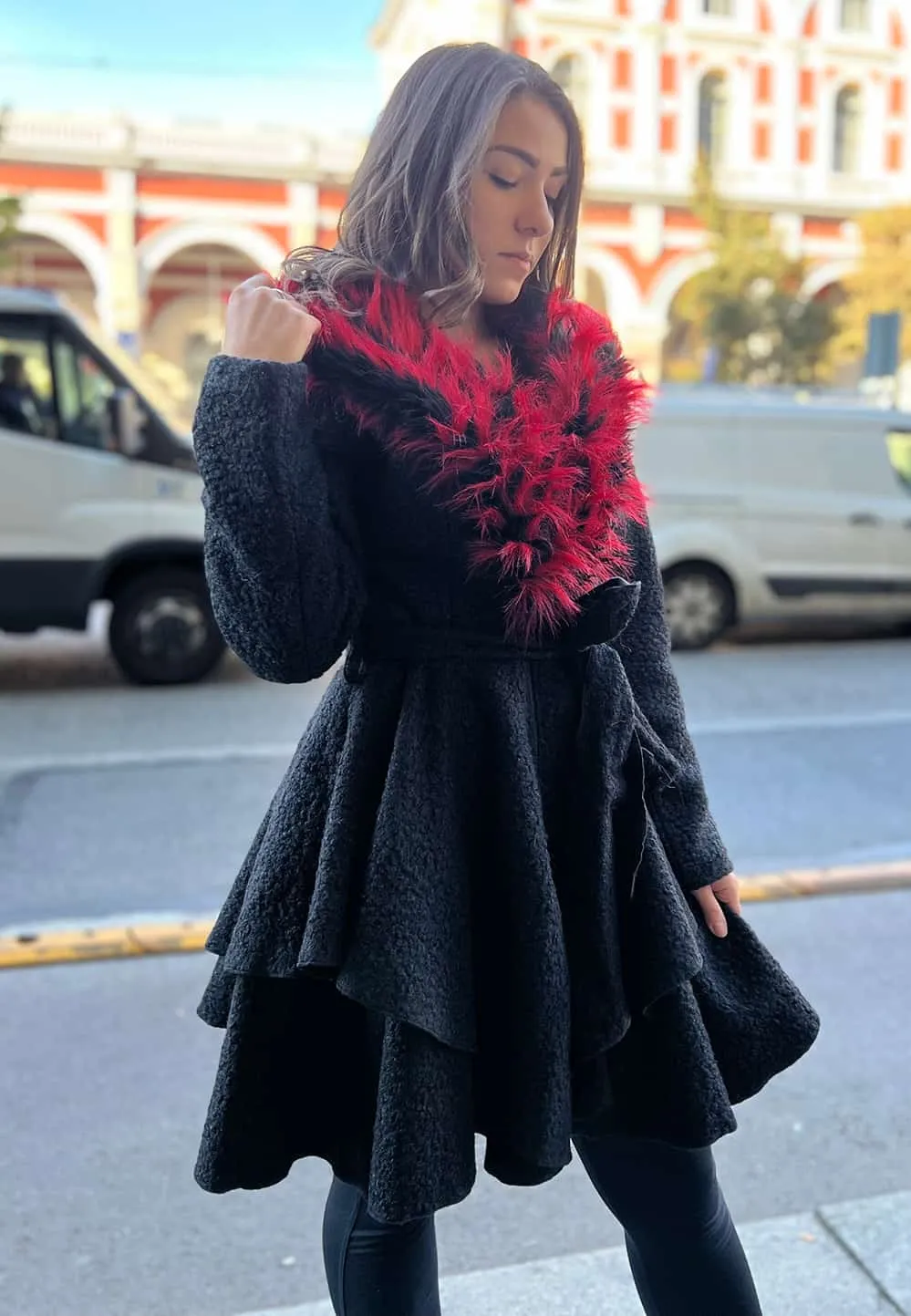 Cappotto nero con collo bicolore cucito