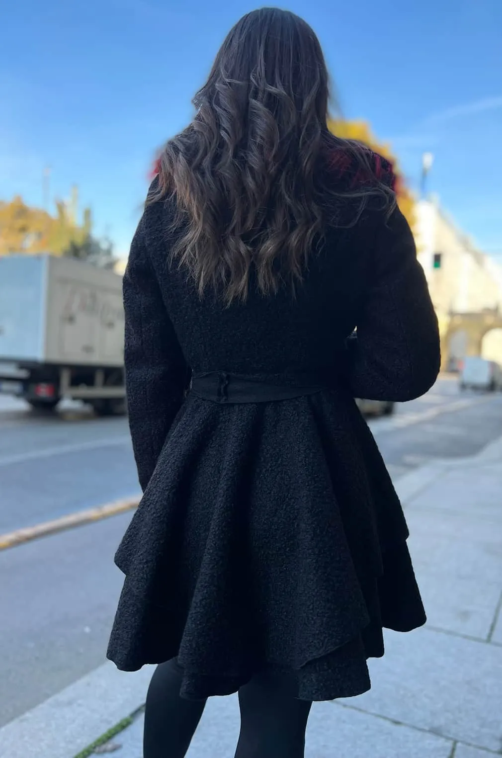 Cappotto nero con collo bicolore cucito