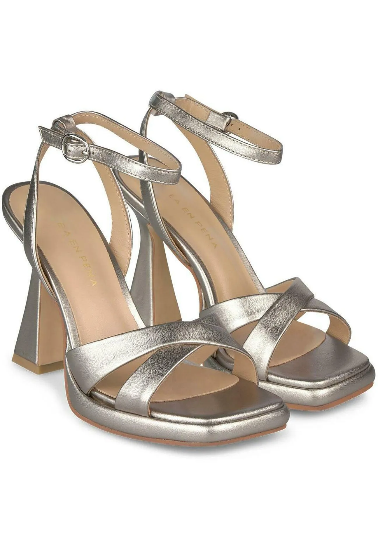 CON FORMA EMBUDO - Sandali con plateau