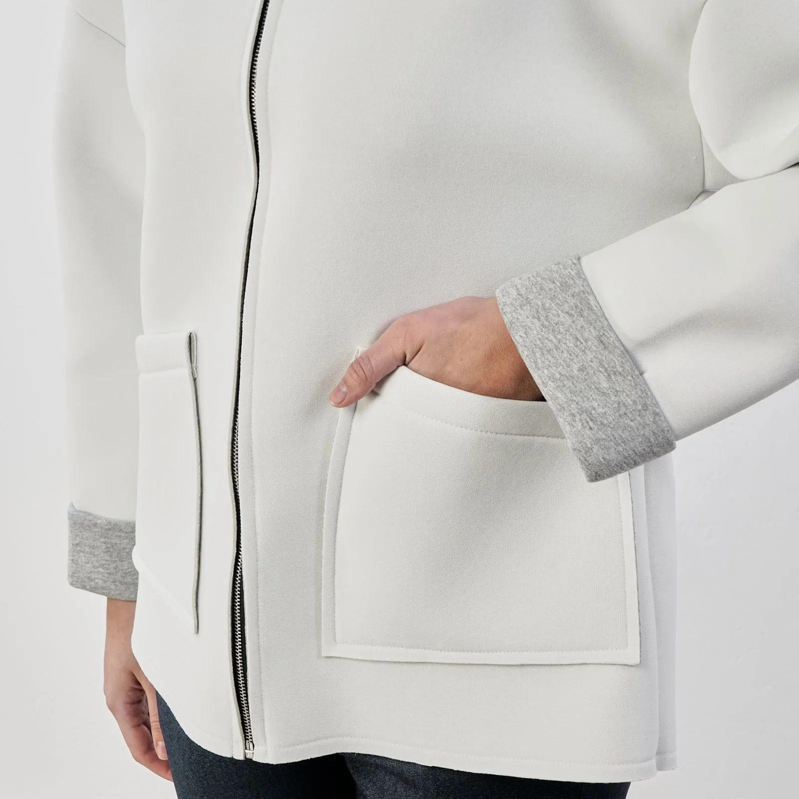Giacca bianca con zip e tasche in tessuto tecnico