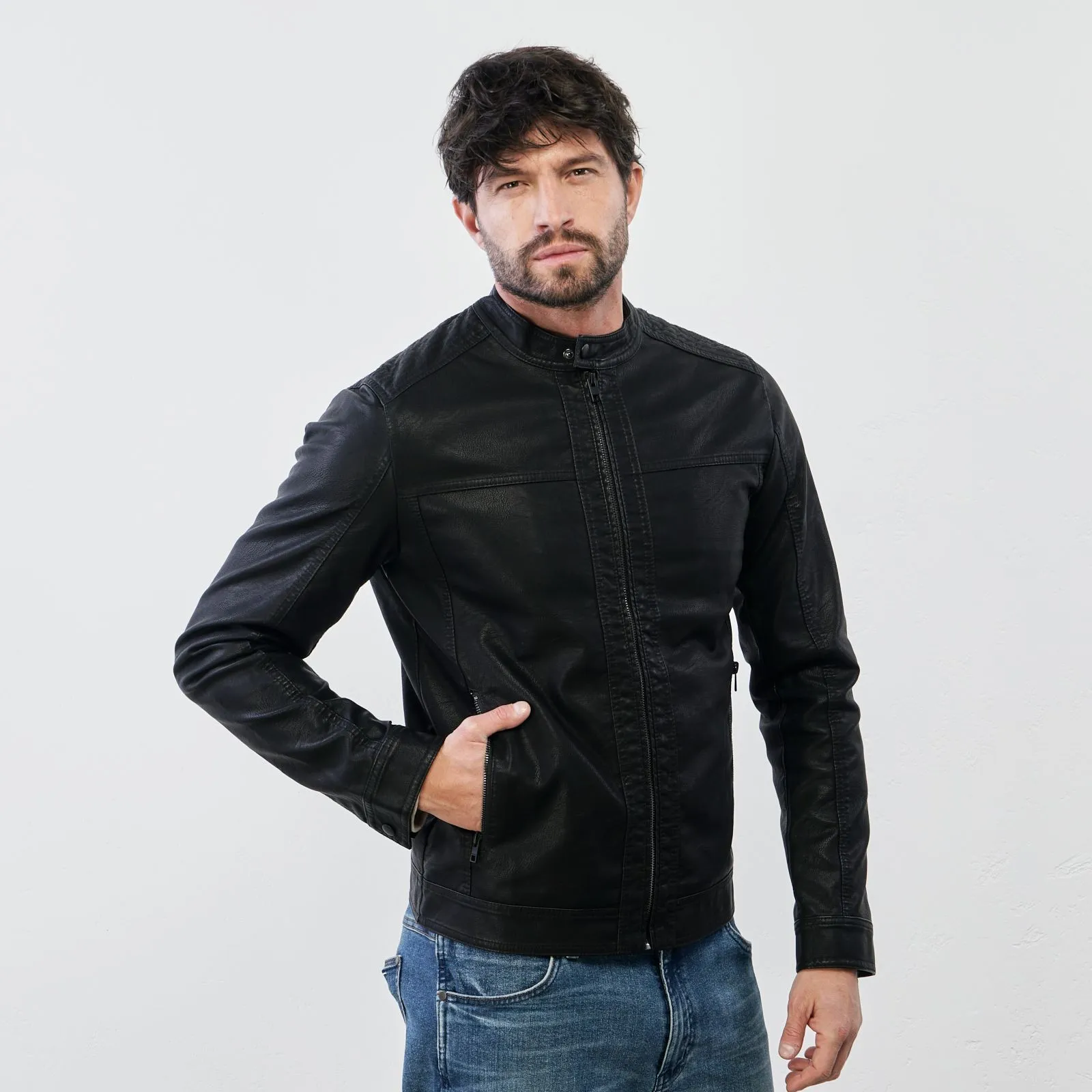 Giacca nera con tasche e zip
