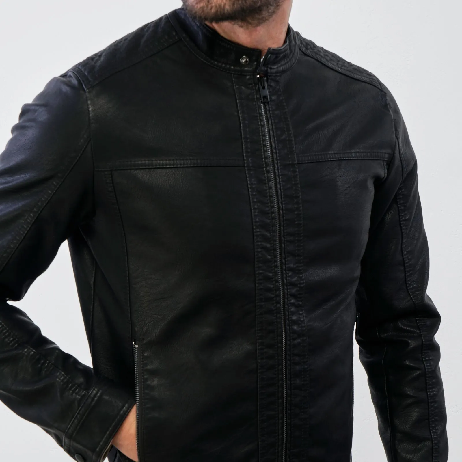 Giacca nera con tasche e zip