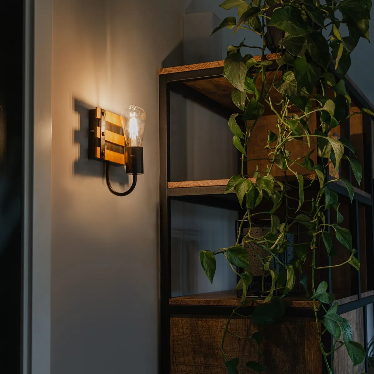 Lampada da parete industriale marrone con legno - Paleta Mai