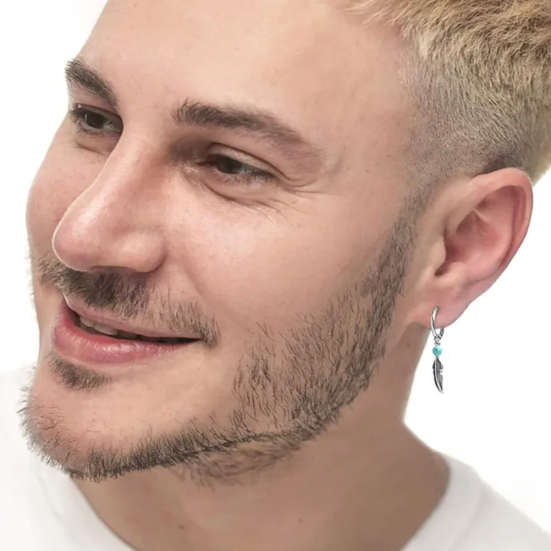 Orecchino a cerchio con sfera e piuma pendente