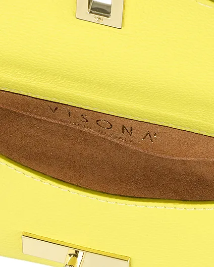 Pochette gialla in pelle con chiusura a girello e tracolla removibile