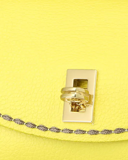Pochette gialla in pelle con chiusura a girello e tracolla removibile