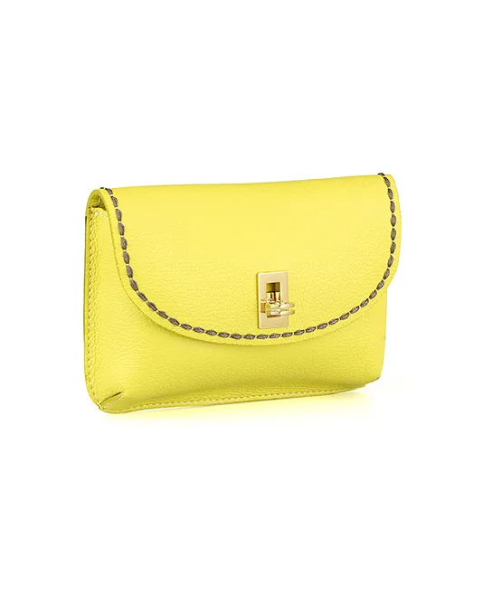 Pochette gialla in pelle con chiusura a girello e tracolla removibile