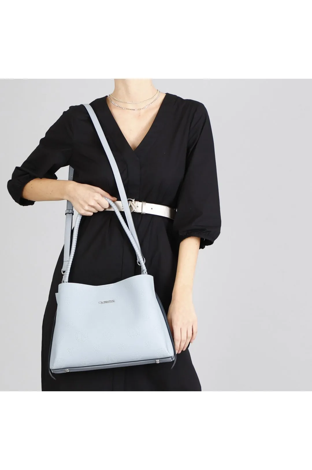 pochette in simil pelle logata con manico twist cielo
