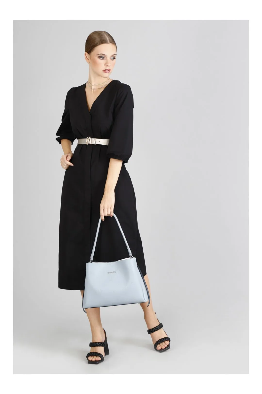 pochette in simil pelle logata con manico twist cielo