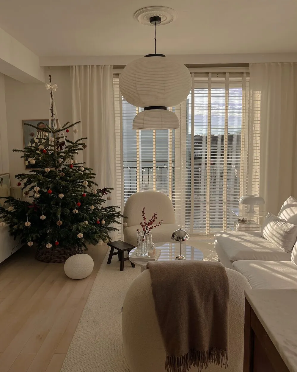 Poltrona girevole LOVIISA Bouclé Bianco