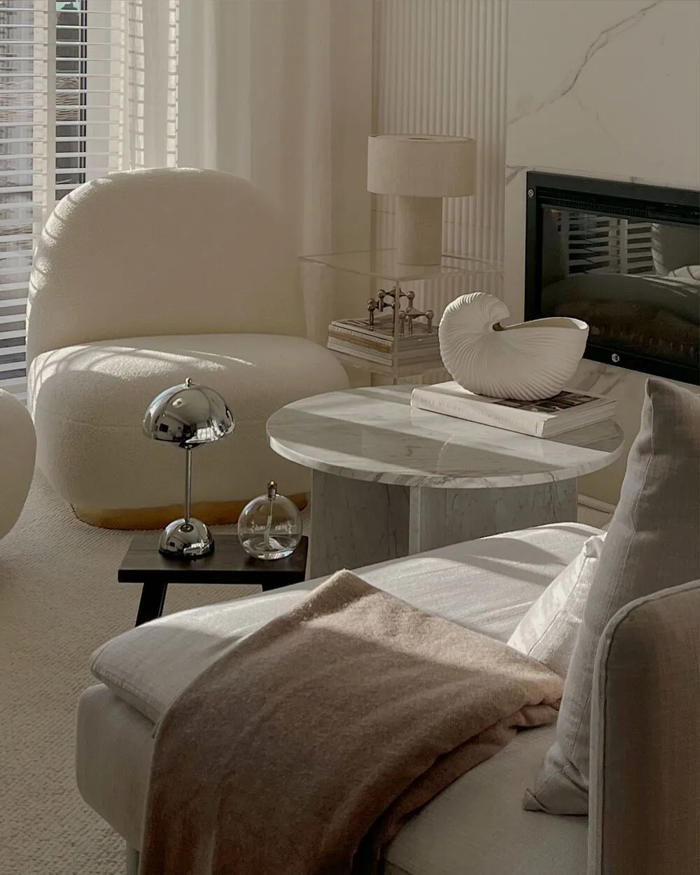 Poltrona girevole LOVIISA Bouclé Bianco