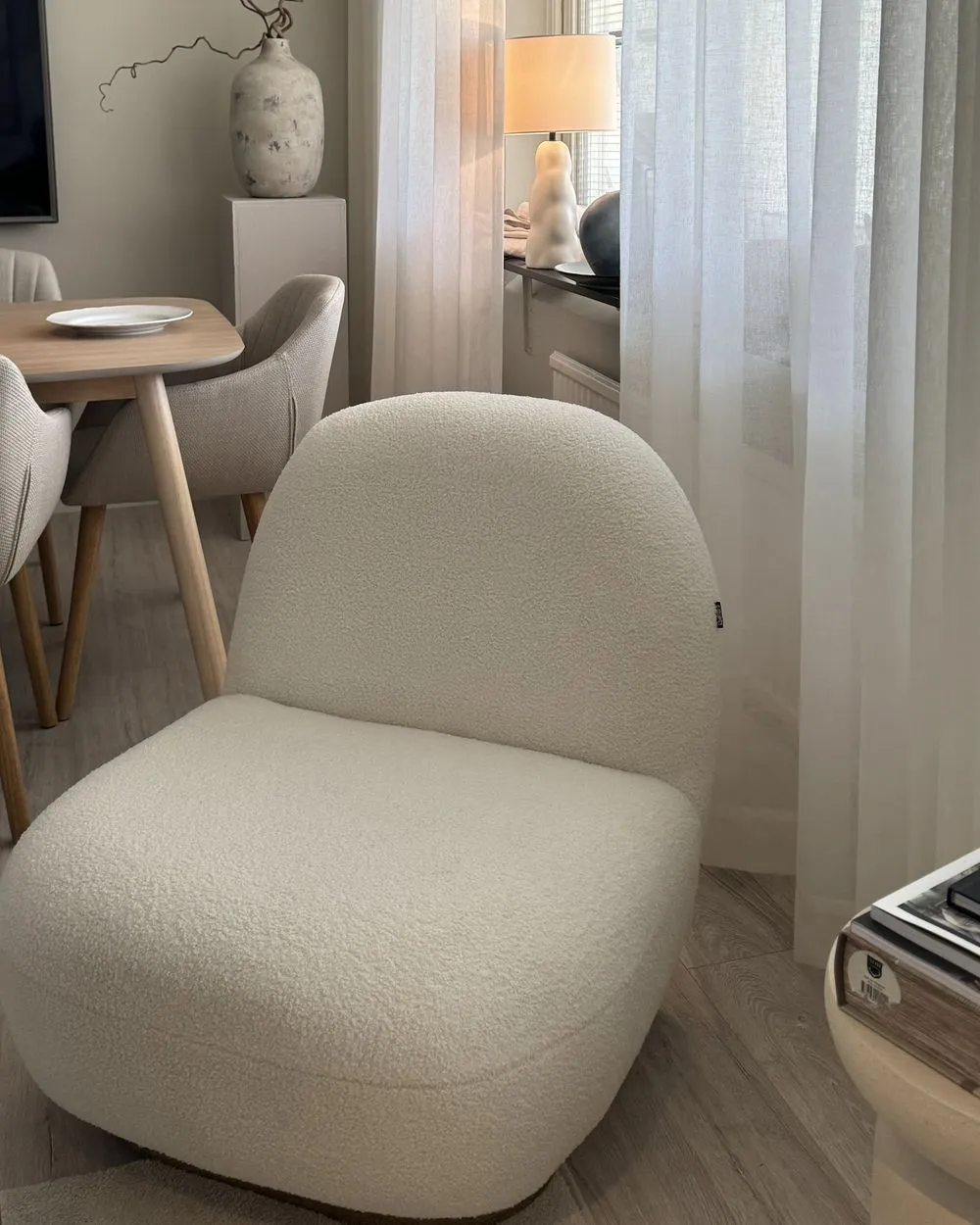 Poltrona girevole LOVIISA Bouclé Bianco
