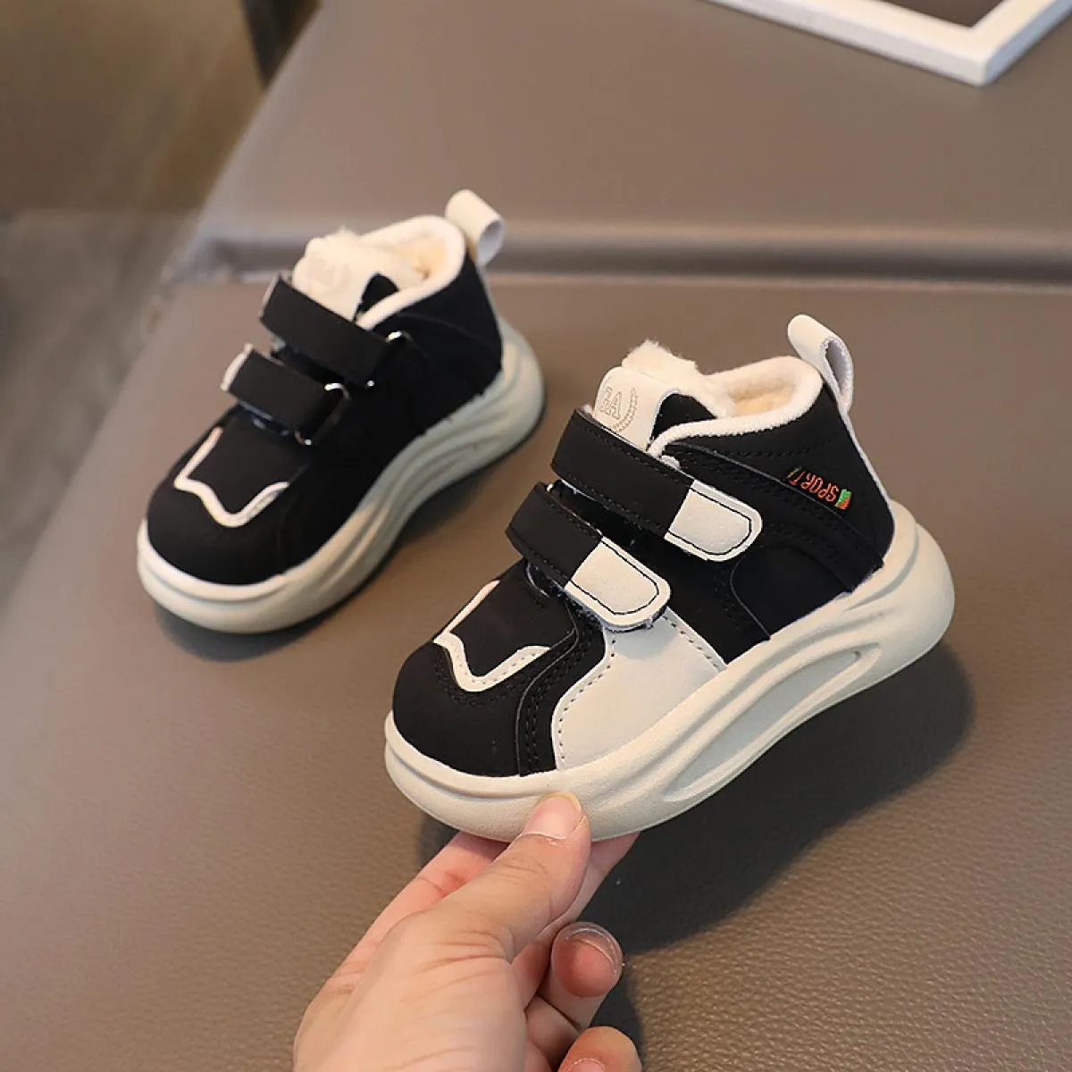 Scarpe da ginnastica per bambini in velluto 2023 Scarpe da tennis per bambini con suola morbida per ragazze beige invernali Scar