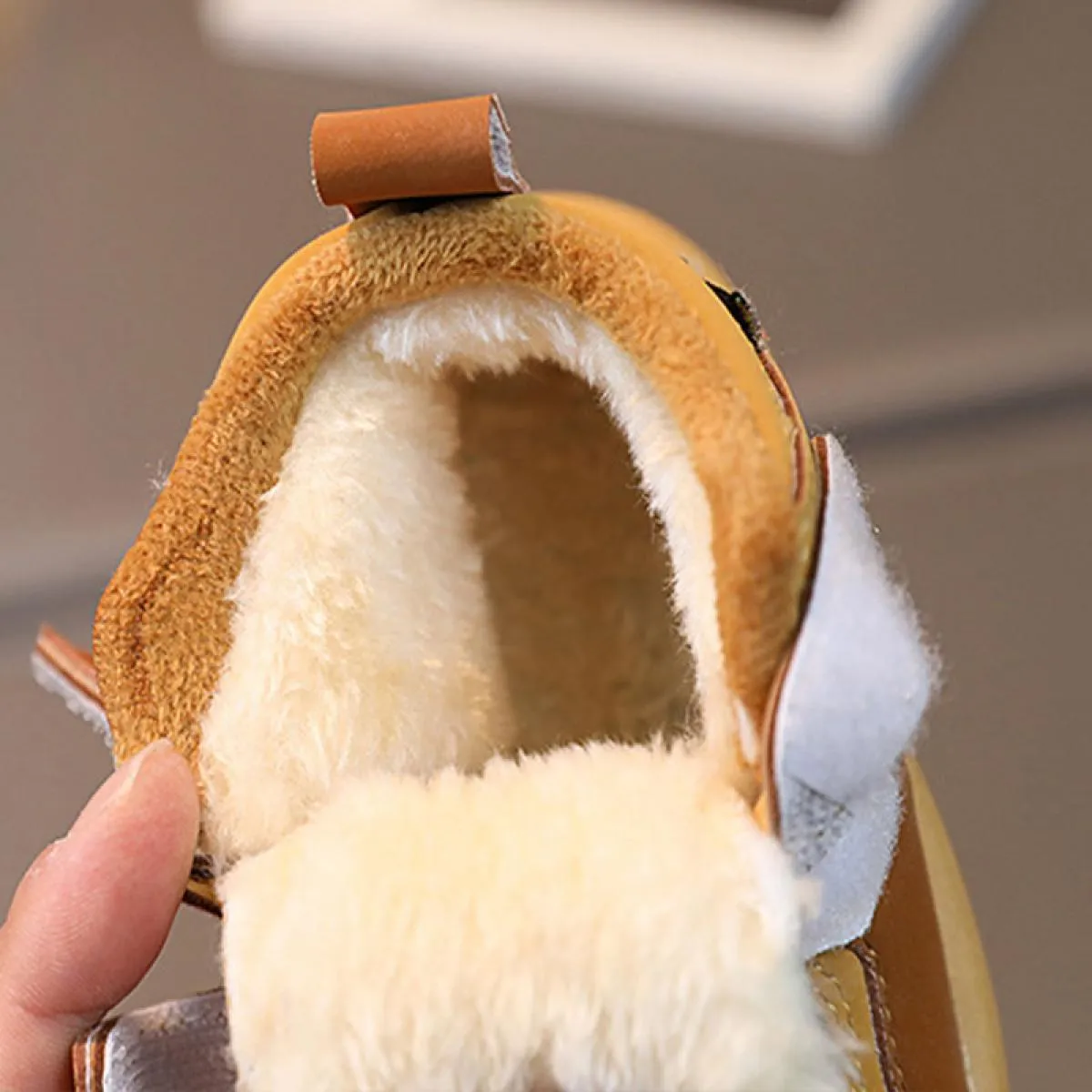 Scarpe da ginnastica per bambini in velluto 2023 Scarpe da tennis per bambini con suola morbida per ragazze beige invernali Scar