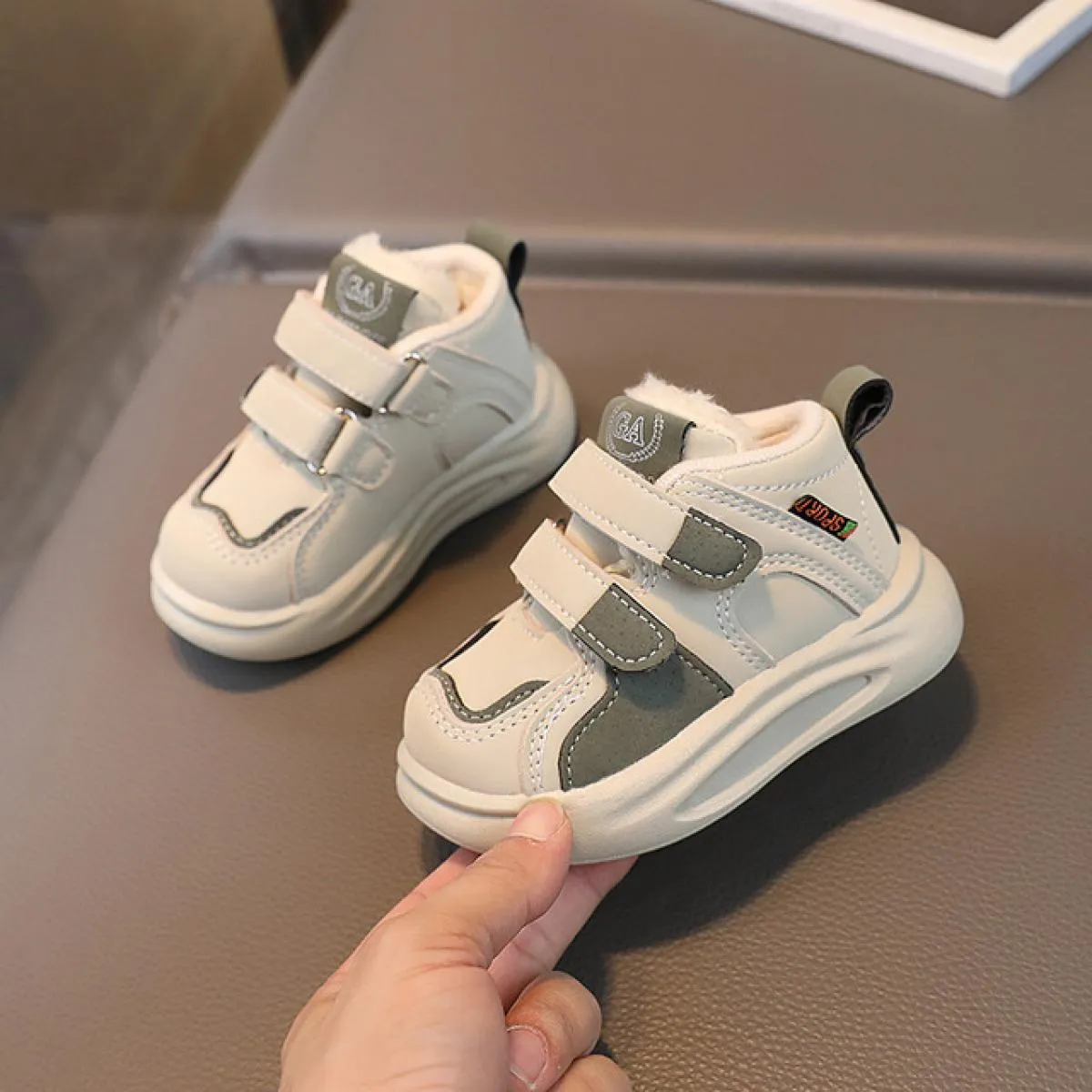 Scarpe da ginnastica per bambini in velluto 2023 Scarpe da tennis per bambini con suola morbida per ragazze beige invernali Scar