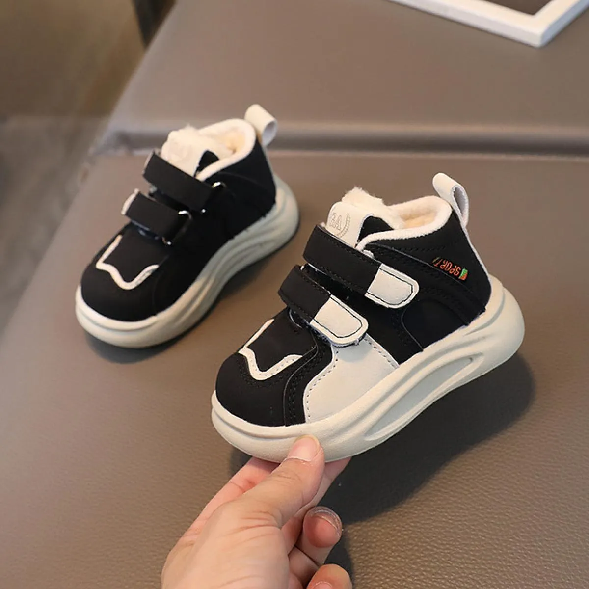 Scarpe da ginnastica per bambini in velluto 2023 Scarpe da tennis per bambini con suola morbida per ragazze beige invernali Scar