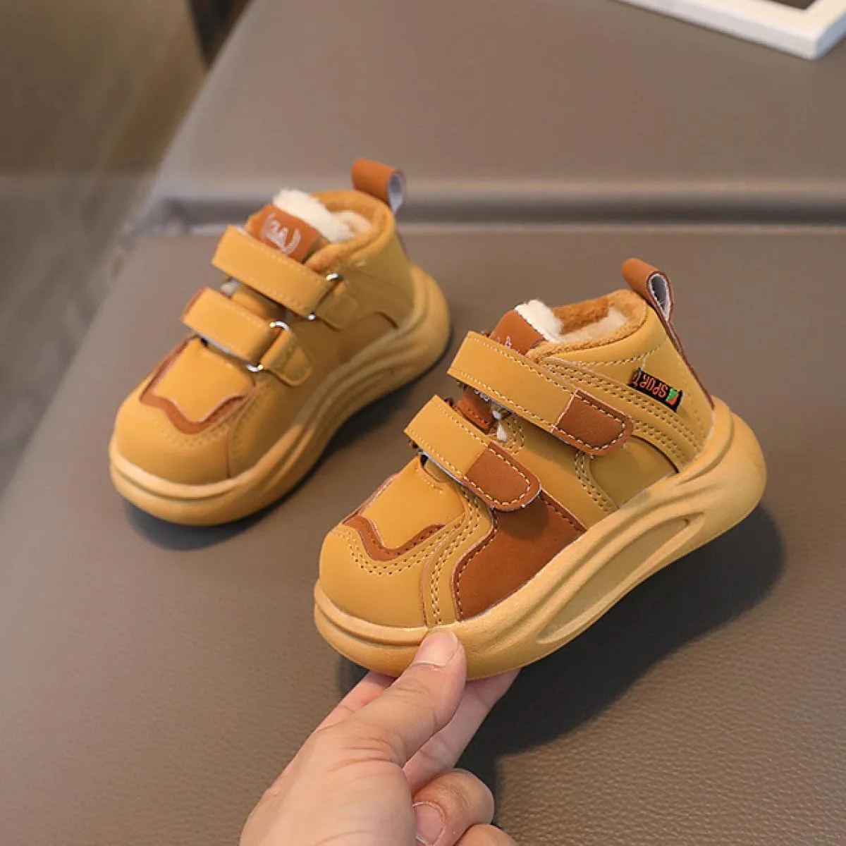 Scarpe da ginnastica per bambini in velluto 2023 Scarpe da tennis per bambini con suola morbida per ragazze beige invernali Scar