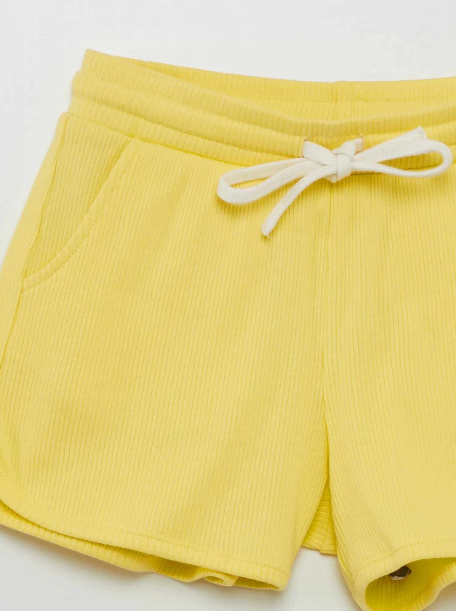 Shorts a coste con cordoncino da annodare - giallo