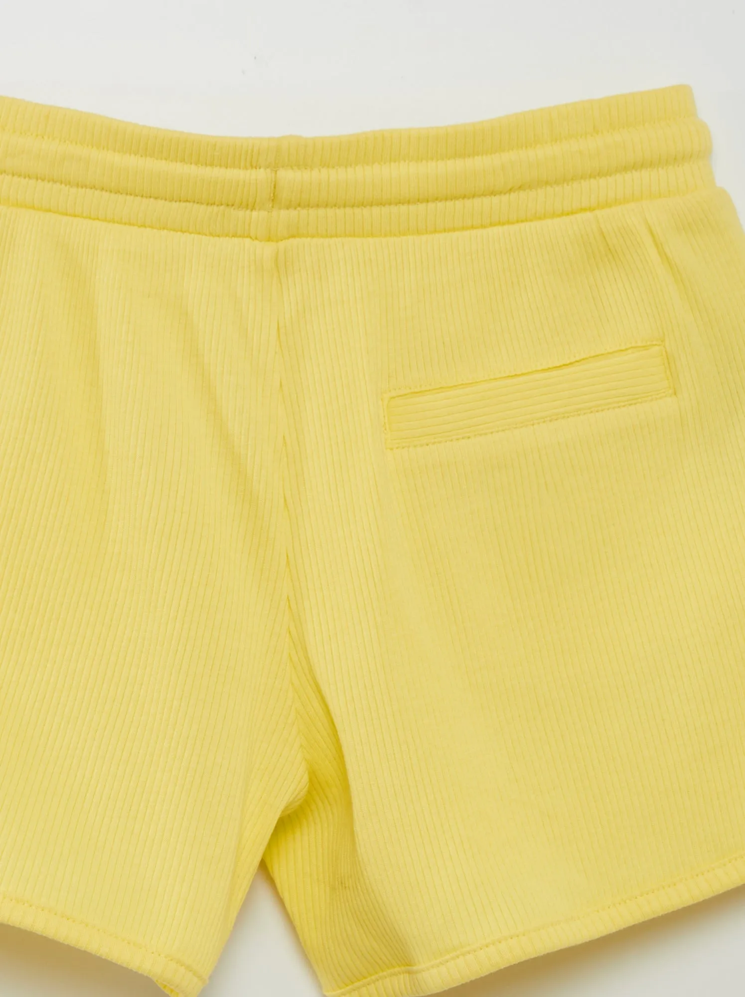 Shorts a coste con cordoncino da annodare - giallo