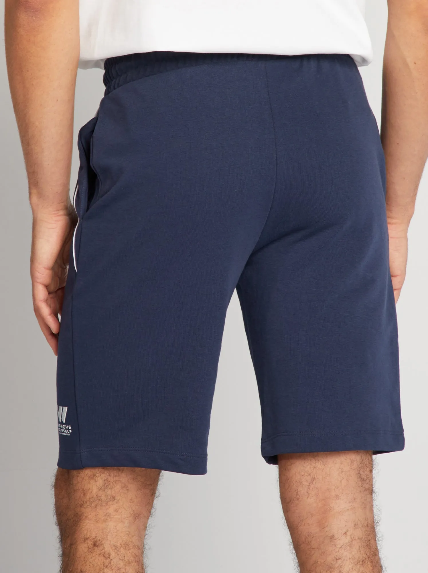 Shorts in tessuto felpato con vita elasticizzata - NERO