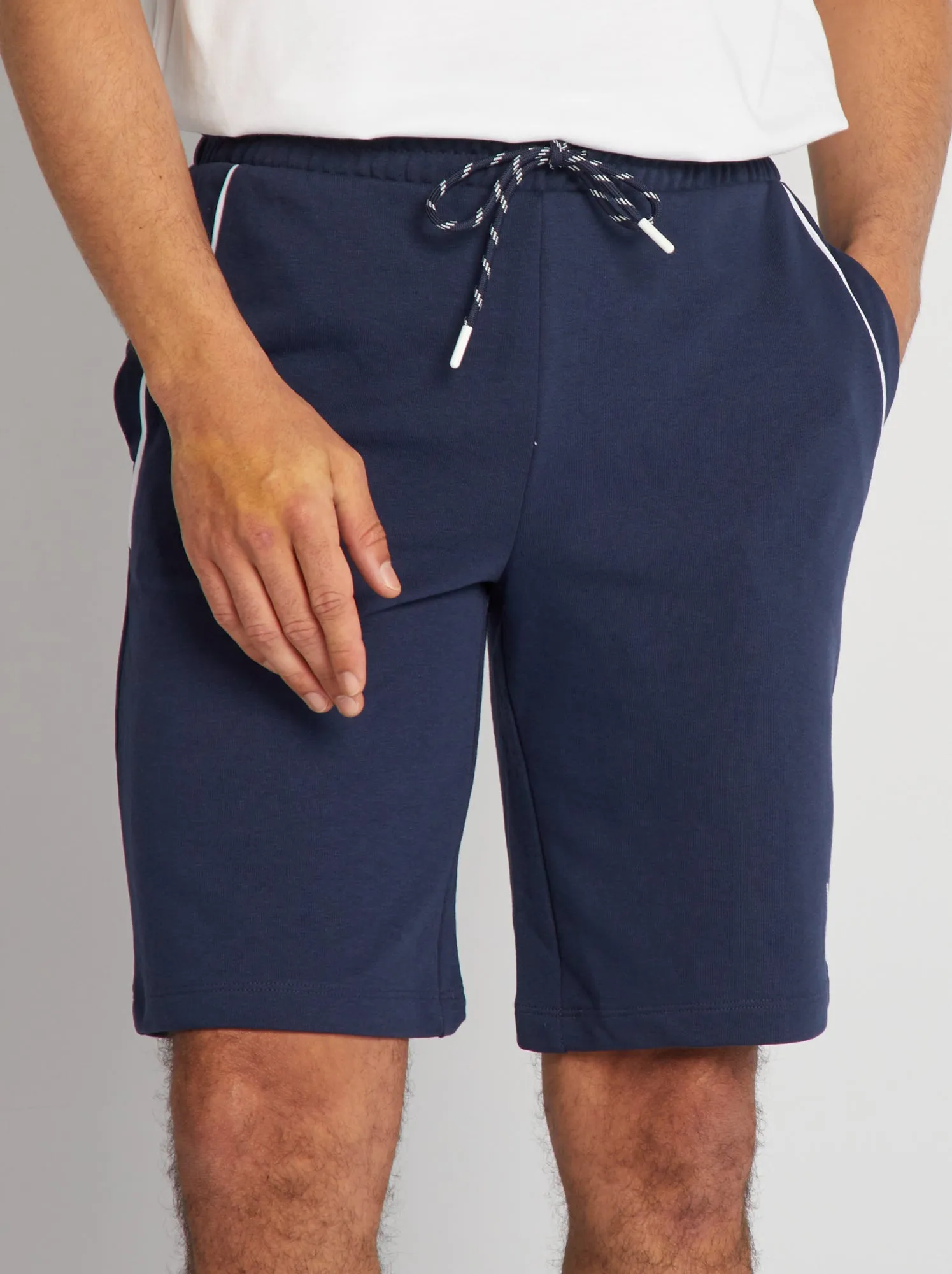 Shorts in tessuto felpato con vita elasticizzata - NERO