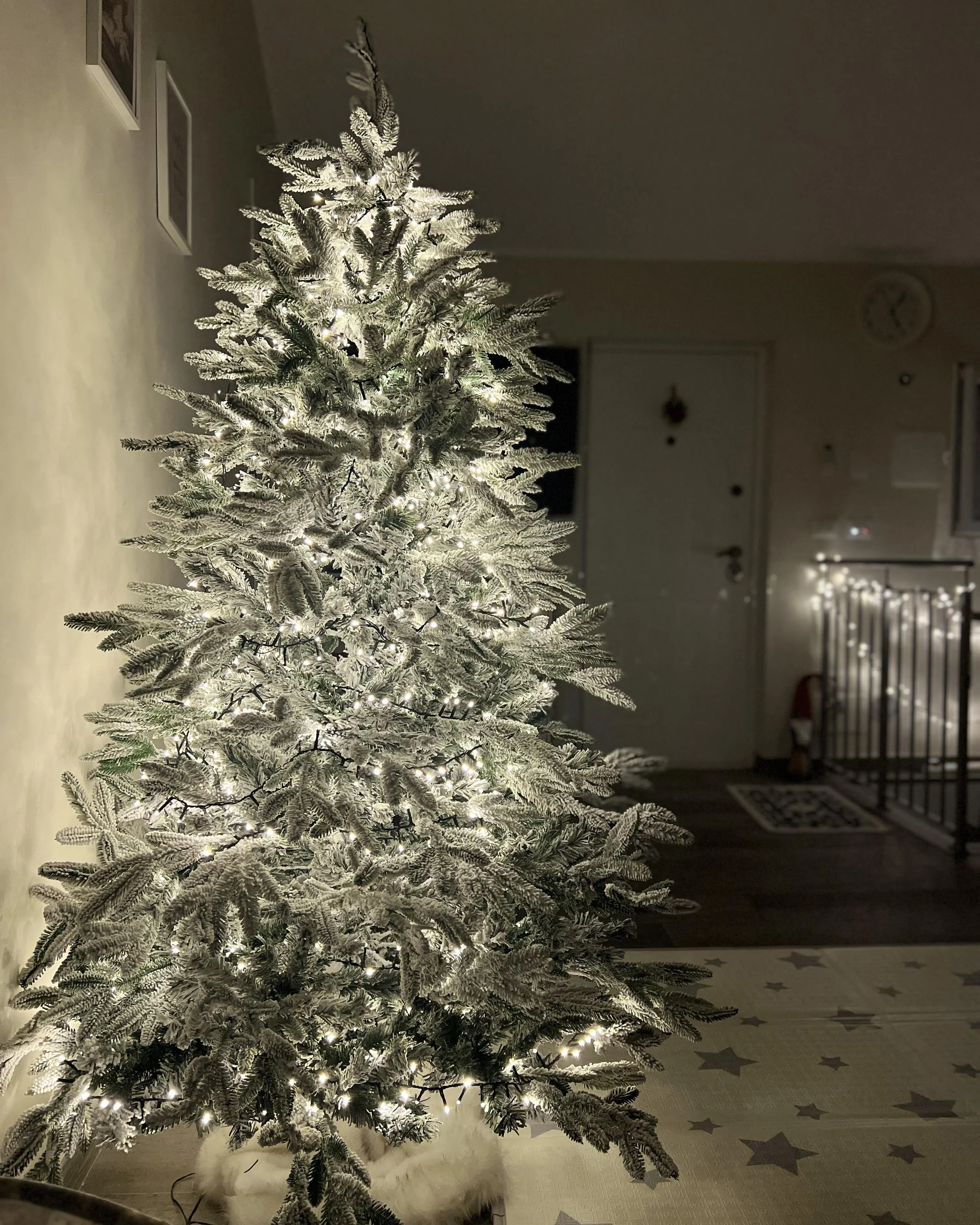 Snowy Christmas Tree 180 cm White BASSIE
