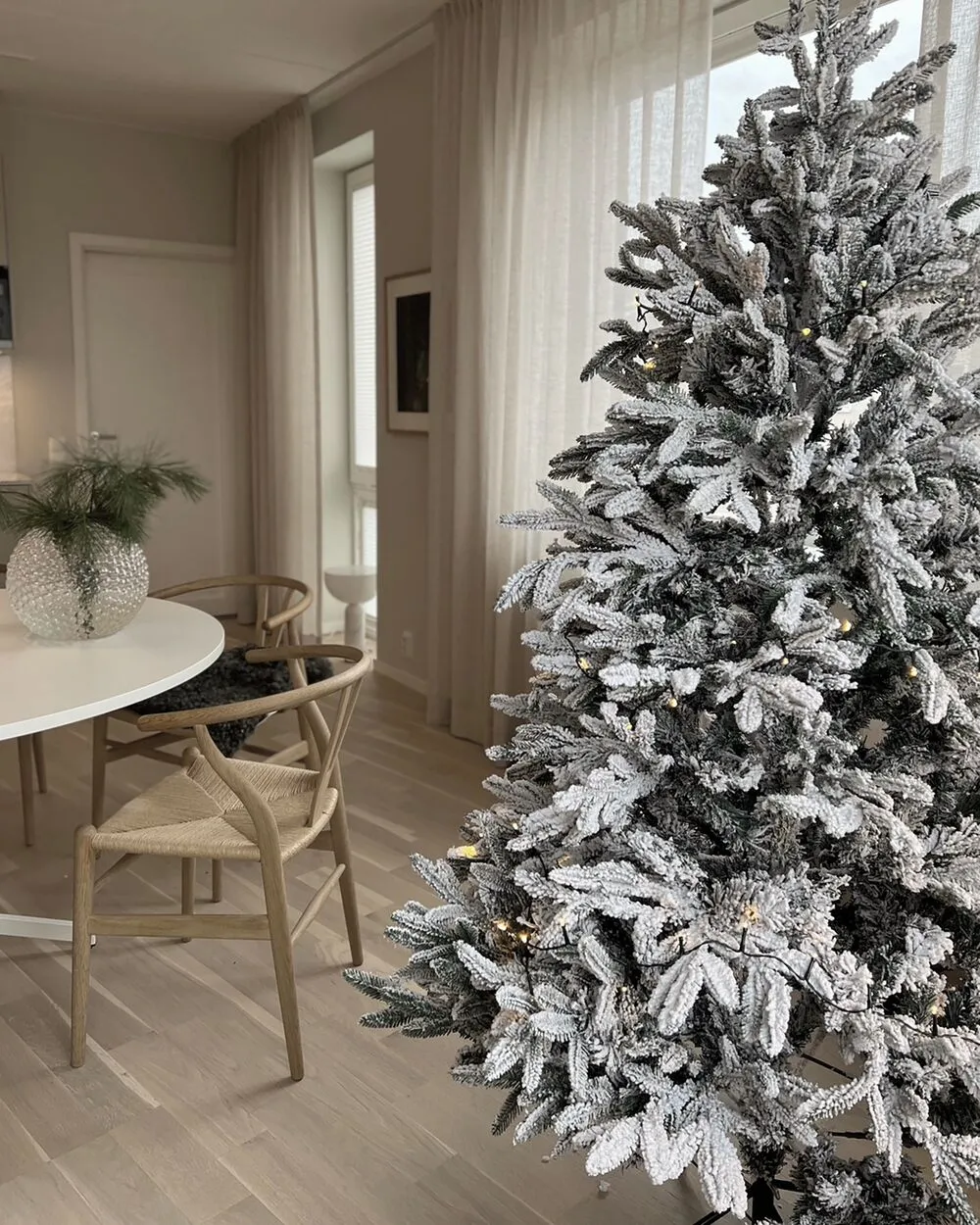 Snowy Christmas Tree 180 cm White BASSIE