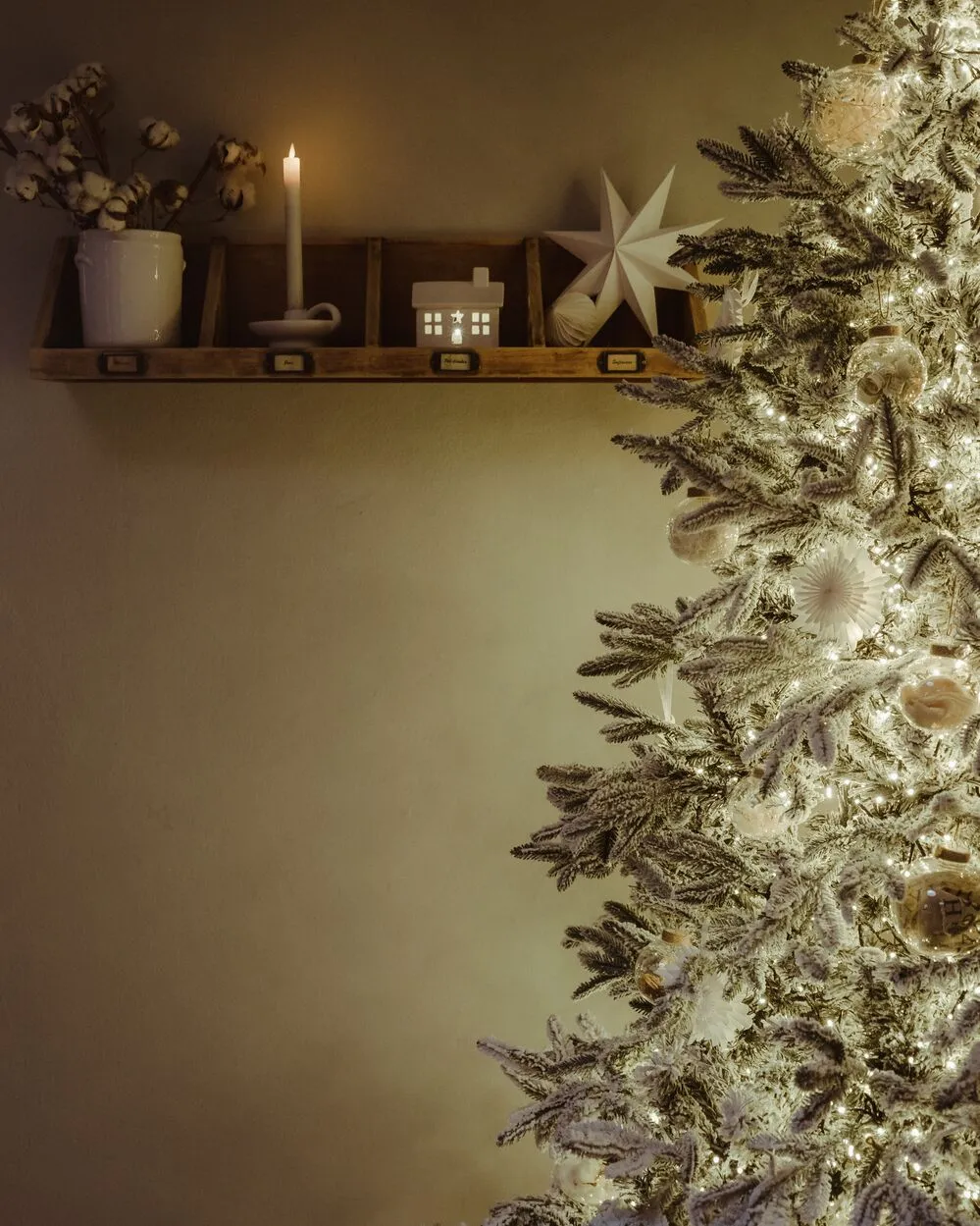 Snowy Christmas Tree 180 cm White BASSIE