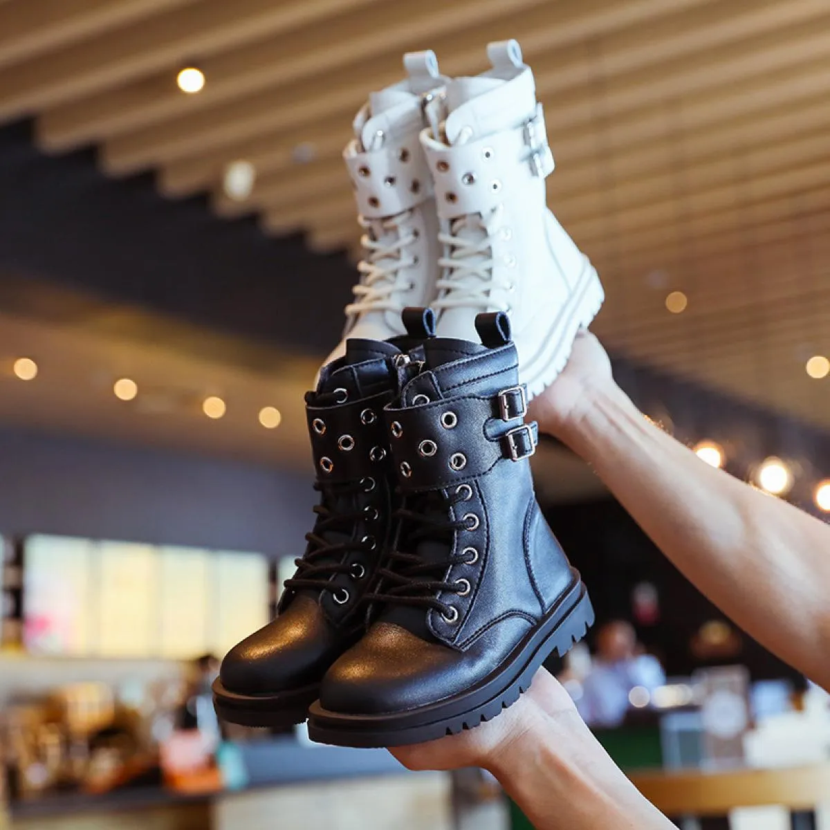 Stivali da ragazza a metà polpaccio Stivali lunghi da bambino stile punk alla moda 2023 Autunno Inverno Passerella Scarpe da fes