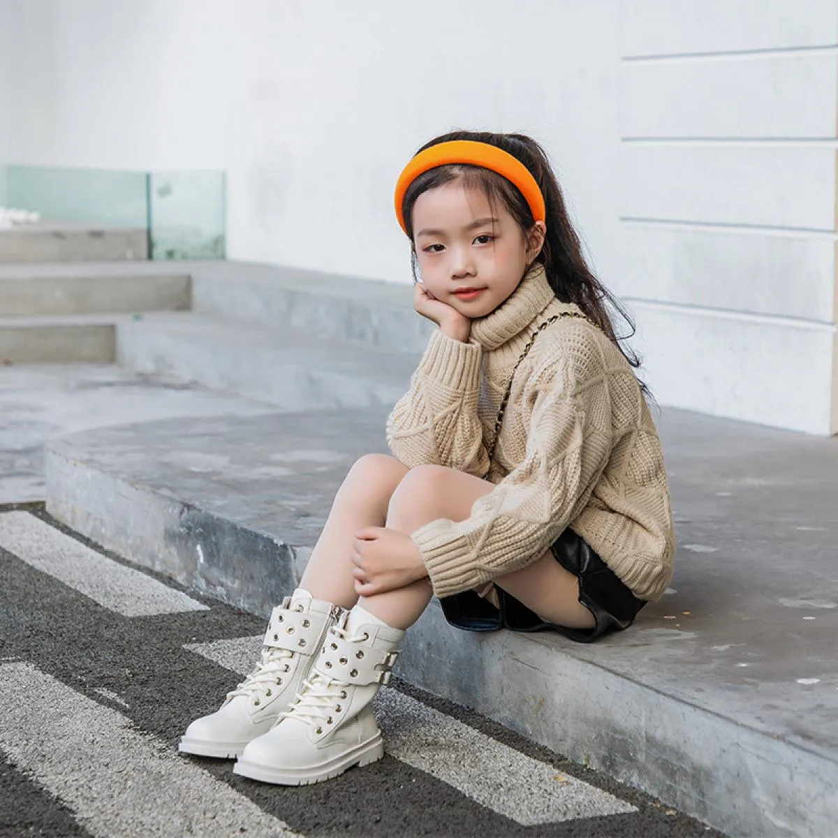 Stivali da ragazza a metà polpaccio Stivali lunghi da bambino stile punk alla moda 2023 Autunno Inverno Passerella Scarpe da fes