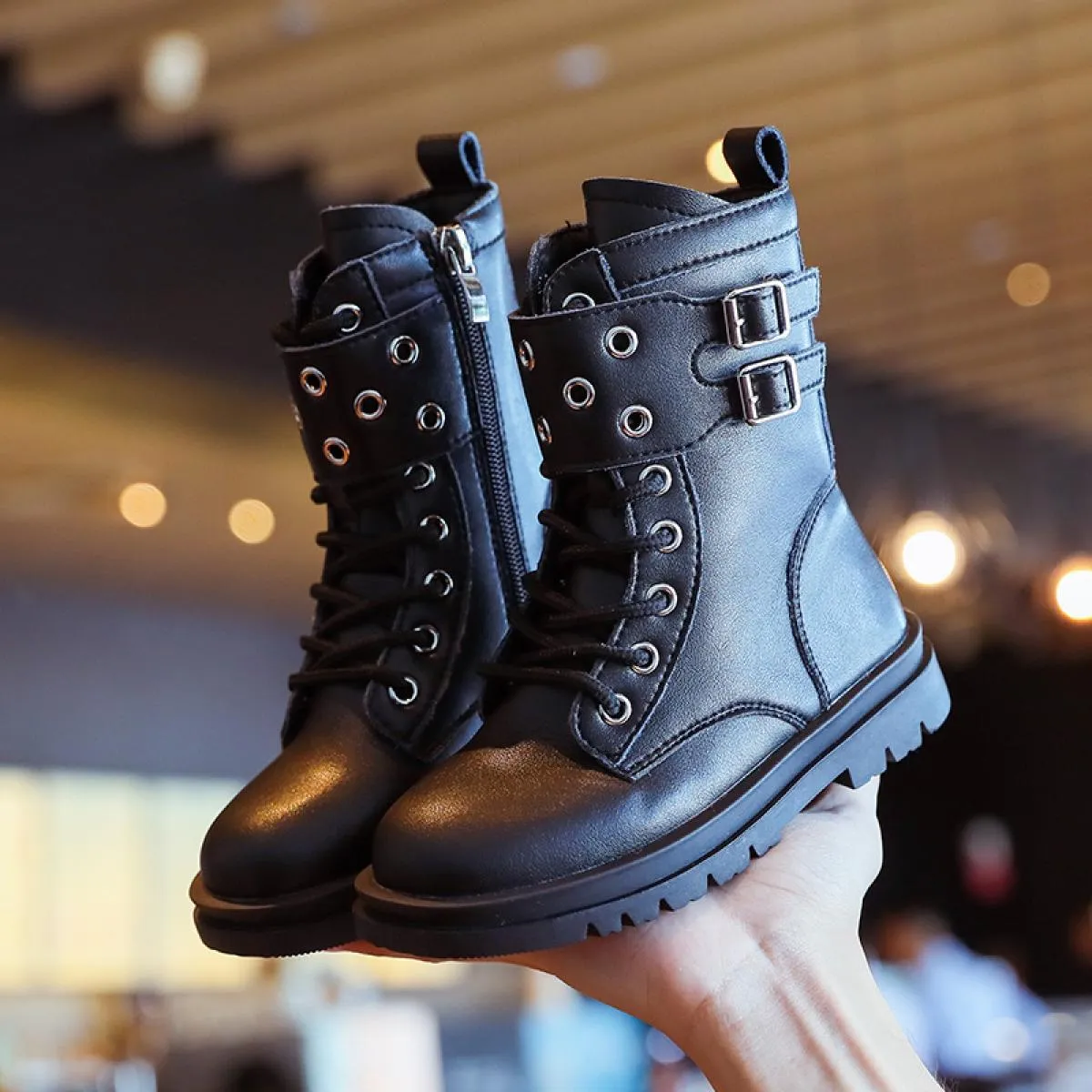 Stivali da ragazza a metà polpaccio Stivali lunghi da bambino stile punk alla moda 2023 Autunno Inverno Passerella Scarpe da fes