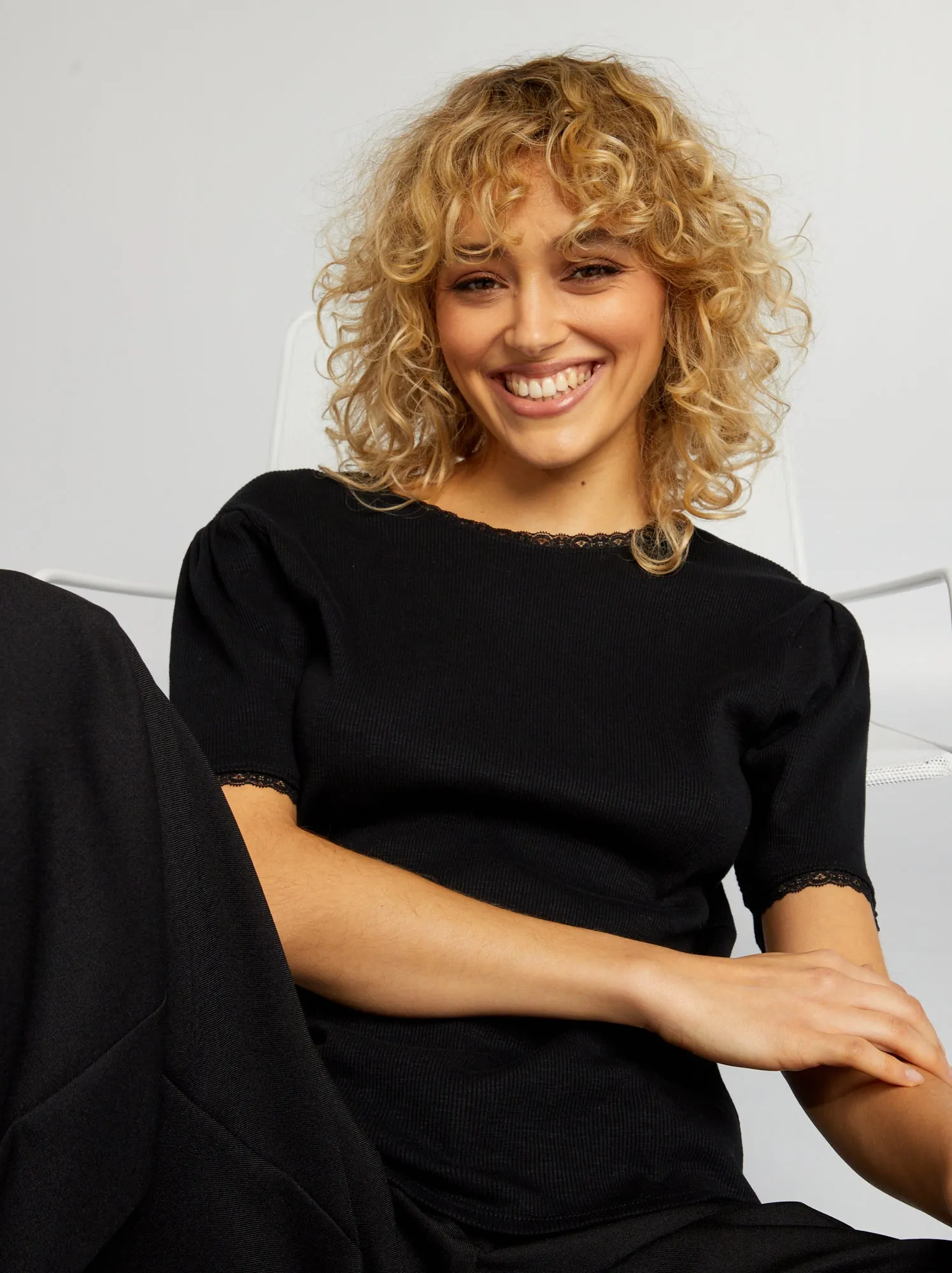 T-shirt a coste con finiture in pizzo - nero