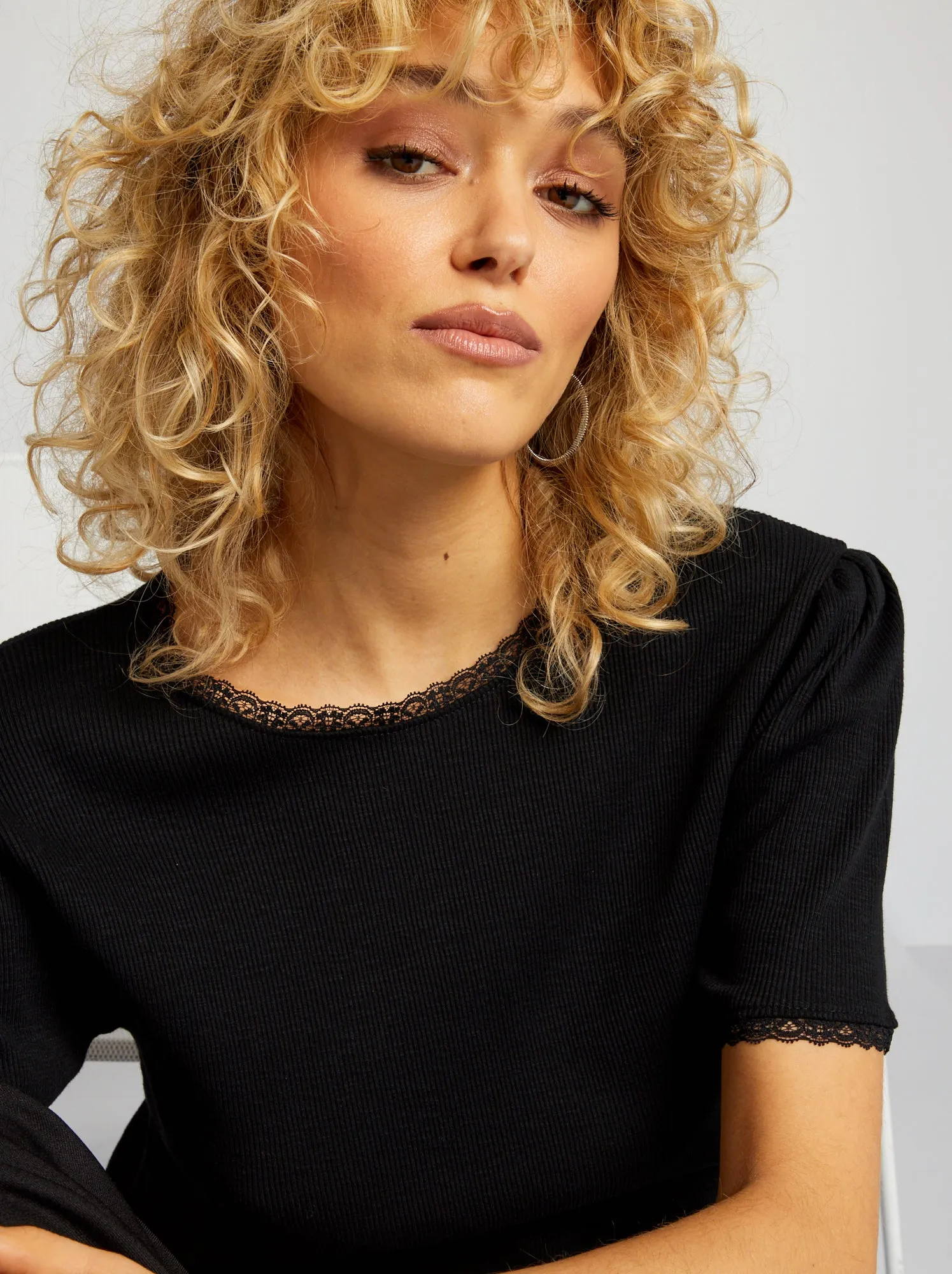 T-shirt a coste con finiture in pizzo - nero