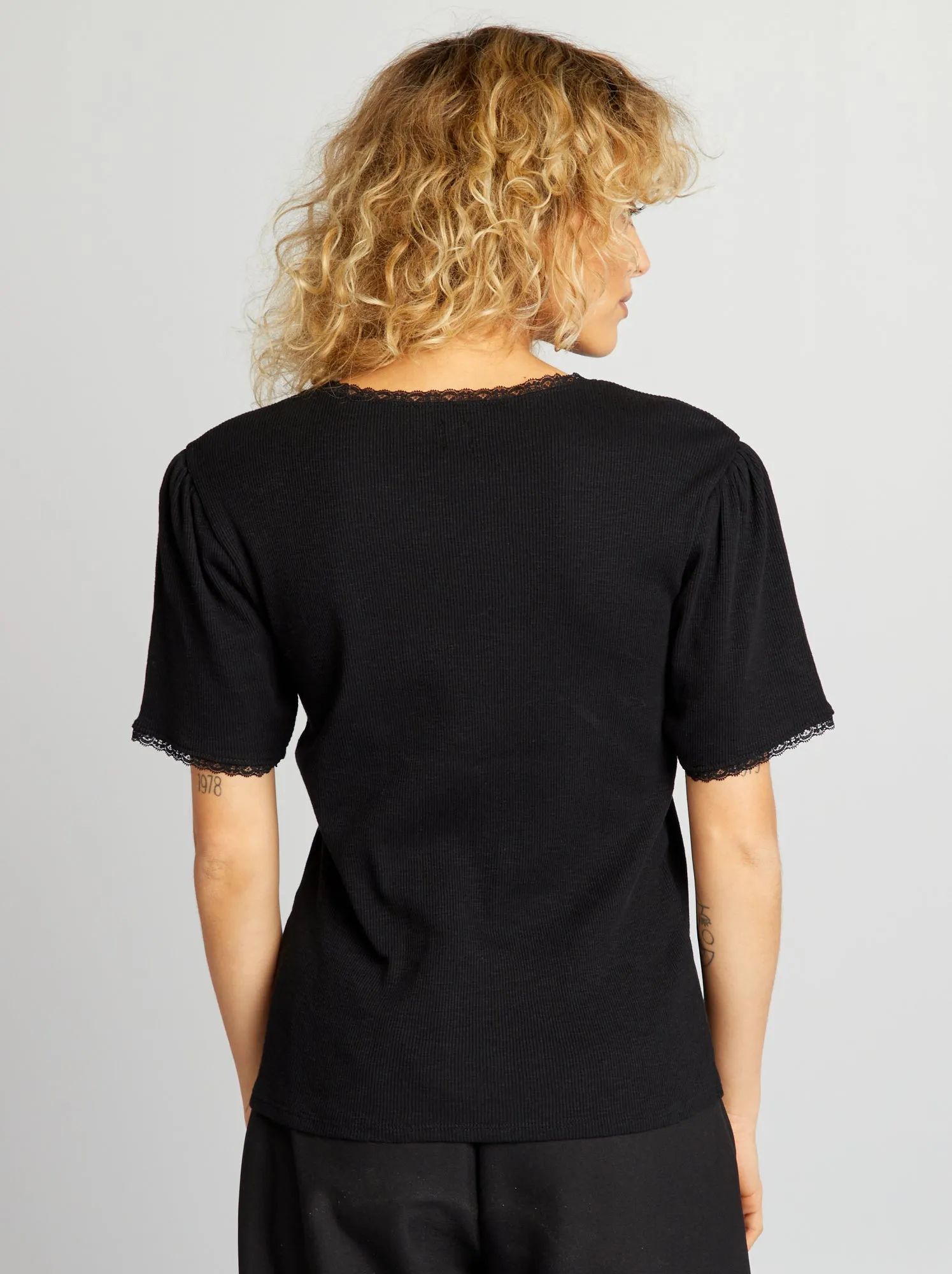 T-shirt a coste con finiture in pizzo - nero