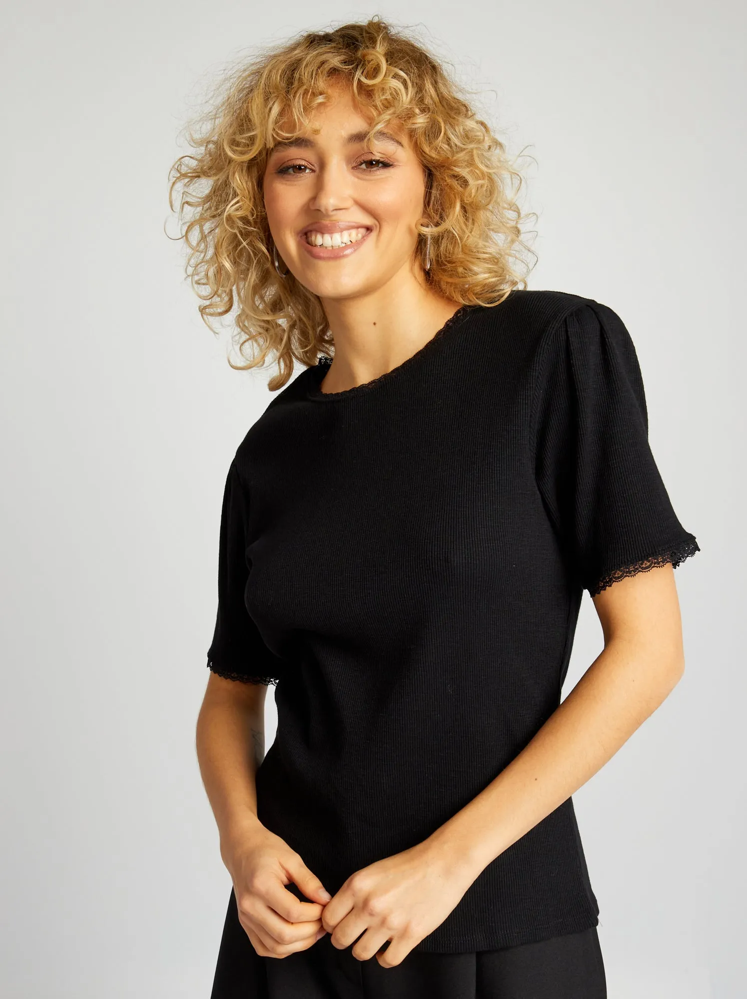 T-shirt a coste con finiture in pizzo - nero