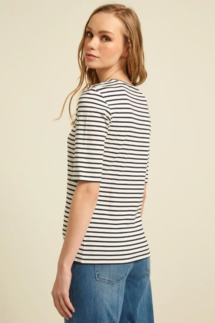 T-shirt con bottoni