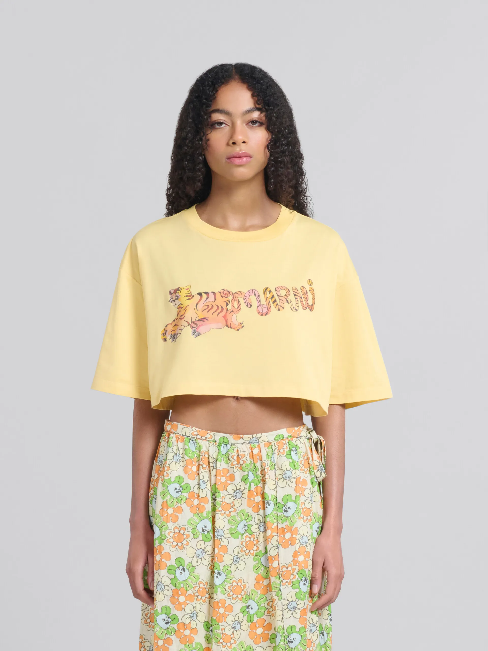 T-shirt crop in cotone biologico giallo con stampa