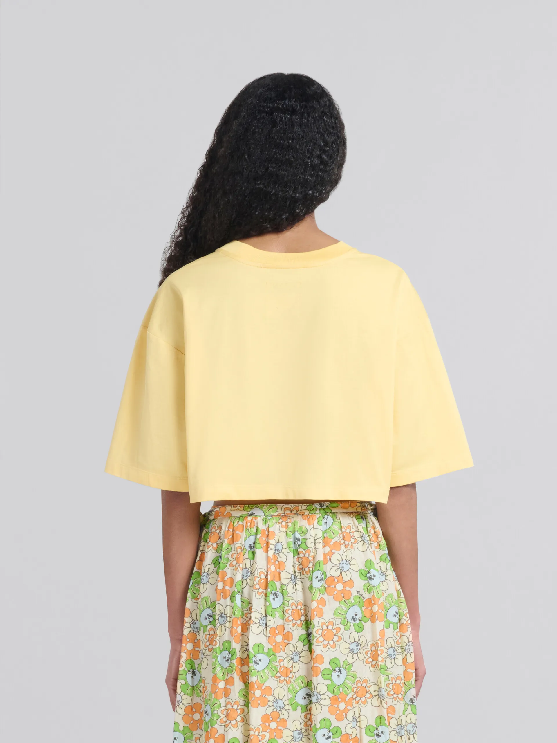 T-shirt crop in cotone biologico giallo con stampa