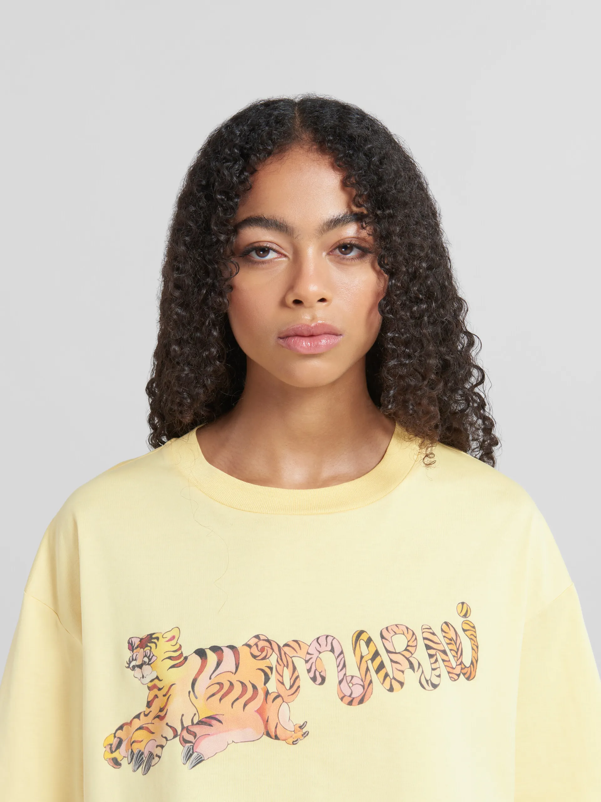 T-shirt crop in cotone biologico giallo con stampa