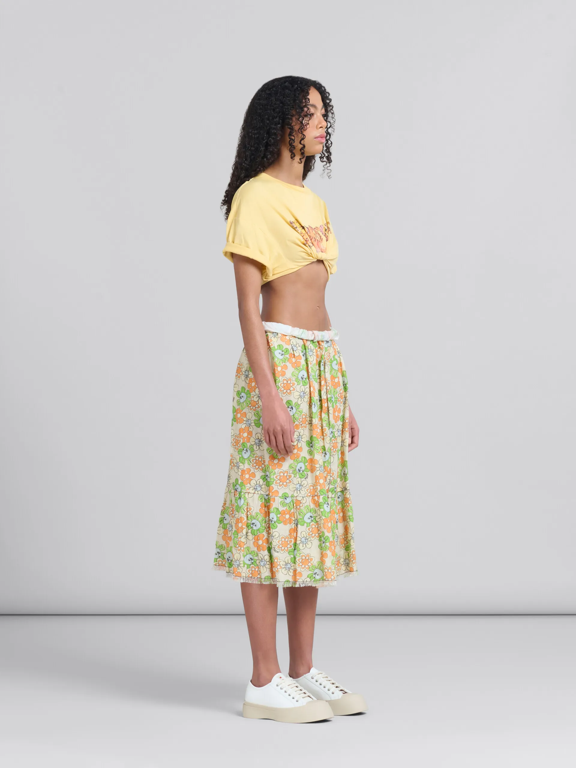 T-shirt crop in cotone biologico giallo con stampa
